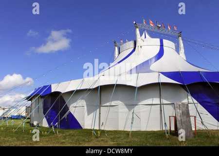Vue panoramique du bar rayé circus big top tente. Banque D'Images