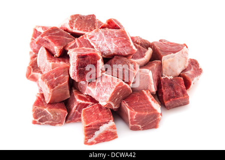 Ragoût de boeuf Viande crue en dés - lame brut ou chuck steak, sur fond blanc. Banque D'Images