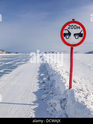 La route d'hiver sur le lac Baïkal en Russie Banque D'Images