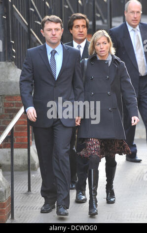 Gerry et Kate McCann arrive à témoigner à l'enquête Leveson au Royal Courts of Justice le 23 novembre 2011 à Londres, en Angleterre. 21 victimes de piratage téléphonique sera de rendre témoignage à l'enquête sur les cinq jours. L'enquête est dirigée par Lord Justice Leveson et est à la recherche dans la culture, la pratique et l'éthique de la presse au Royaume-Uni. L'enquête Banque D'Images