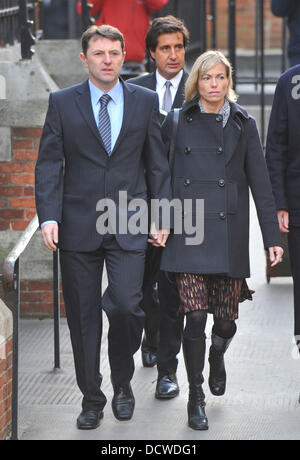 Gerry et Kate McCann arrive à témoigner à l'enquête Leveson au Royal Courts of Justice le 23 novembre 2011 à Londres, en Angleterre. 21 victimes de piratage téléphonique sera de rendre témoignage à l'enquête sur les cinq jours. L'enquête est dirigée par Lord Justice Leveson et est à la recherche dans la culture, la pratique et l'éthique de la presse au Royaume-Uni. L'enquête Banque D'Images