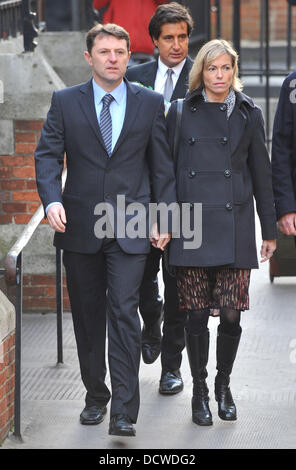 Gerry et Kate McCann arrive à témoigner à l'enquête Leveson au Royal Courts of Justice le 23 novembre 2011 à Londres, en Angleterre. 21 victimes de piratage téléphonique sera de rendre témoignage à l'enquête sur les cinq jours. L'enquête est dirigée par Lord Justice Leveson et est à la recherche dans la culture, la pratique et l'éthique de la presse au Royaume-Uni. L'enquête Banque D'Images