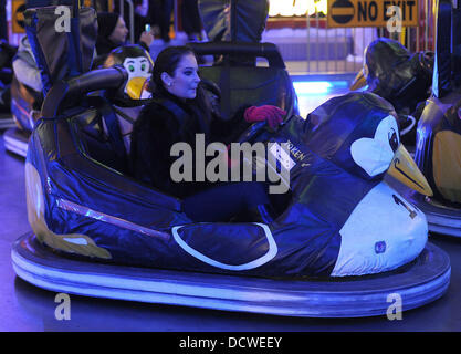 Tulisa Contostavlos bénéficie d'une sortie nocturne au Winter Wonderland avec facteur X candidats. Londres, Angleterre - 24.11.11 Banque D'Images