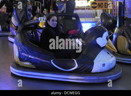 Tulisa Contostavlos bénéficie d'une sortie nocturne au Winter Wonderland avec facteur X candidats. Londres, Angleterre - 24.11.11 Banque D'Images