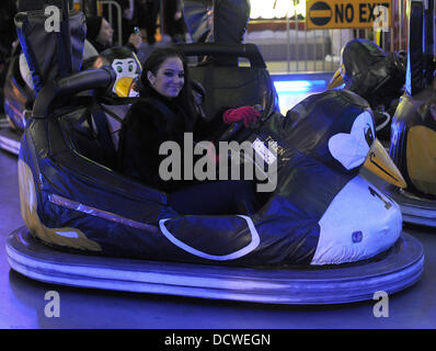 Tulisa Contostavlos bénéficie d'une sortie nocturne au Winter Wonderland avec facteur X candidats. Londres, Angleterre - 24.11.11 Banque D'Images