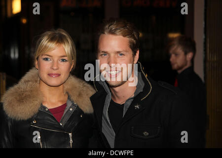 Isabella Calthorpe et Sam Branson Matilda The Musical au Cambridge Theatre - presse nuit Londres, Angleterre - crédit obligatoire : WENN.com 24.11.11 Banque D'Images