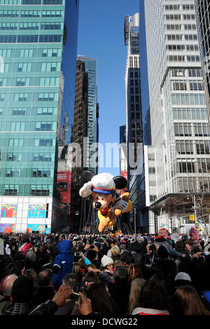 Mickey Mouse, ballon flotter au 85e Congrès annuel de Macy's Thanksgiving Day Parade. New York, USA - 24.11.11 Banque D'Images