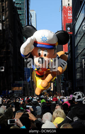 Mickey Mouse, ballon flotter au 85e Congrès annuel de Macy's Thanksgiving Day Parade. New York, USA - 24.11.11 Banque D'Images