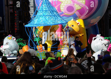 Savannah Outen, au 85e Congrès annuel de Macy's Thanksgiving Day Parade. New York, USA - 24.11.11 Banque D'Images