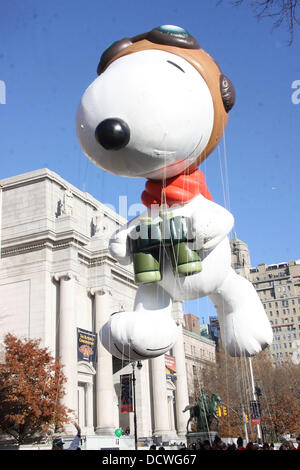Snoopy La 85e Macy's Thanksgiving Day Parade. La ville de New York, USA - 24.11.11 Banque D'Images