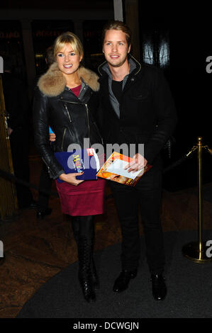 Isabella Calthorpe et Sam Branson Matilda The Musical au Cambridge Theatre - presse nuit Londres, Angleterre - 24.11.11 Banque D'Images