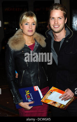 Isabella Calthorpe et Sam Branson Matilda The Musical au Cambridge Theatre - presse nuit Londres, Angleterre - 24.11.11 Banque D'Images