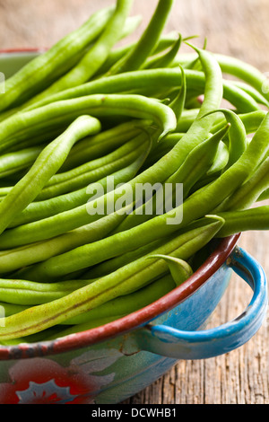 Les haricots verts frais dans un bol Banque D'Images