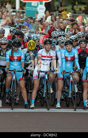 Hannah Barnes GBR (en blanc) de l'équipe MG-Maxifuel Pro Cycling/Coalville au début de la course femmes 2013. Banque D'Images