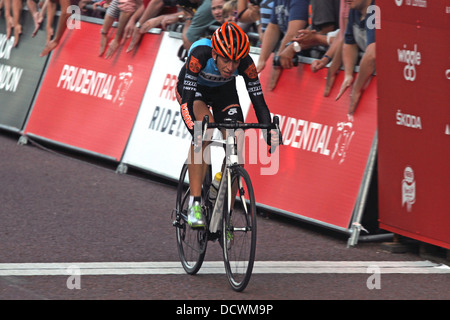 Les cyclistes dans la course à la Prudential RideLondon Grand Prix 2013. Banque D'Images