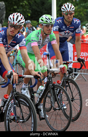 Des cyclistes de l'équipe de France Jeunes à la finale du 2013 Prudential RideLondon-Surrey événement cycliste classique. Banque D'Images