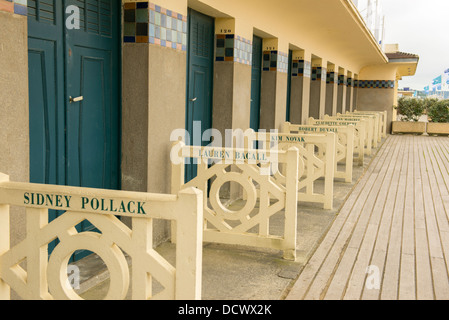 Beach Cabanas avec acteurs et réalisateurs d'Hollywood célèbre sur la plage à Deauville, France Banque D'Images