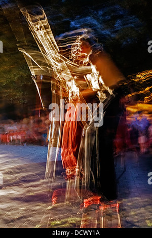 La danse mystique de la nuit appelé Sanzienelor. Nuit magique dans le folklore roumain. Banque D'Images