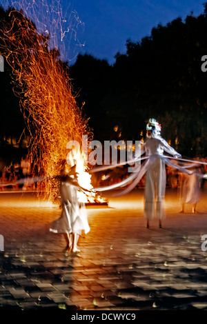 La danse mystique de la nuit appelé Sanzienelor. Nuit magique dans le folklore roumain. Banque D'Images