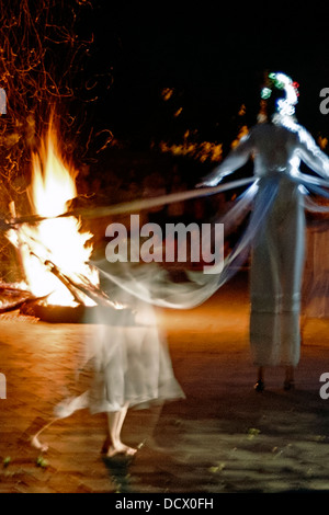 La danse mystique de la nuit appelé Sanzienelor. Nuit magique dans le folklore roumain. Banque D'Images