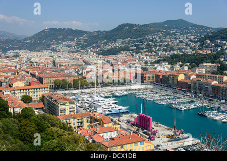 Yachts amarrés au port de Nice, France Avec montagnes en arrière-plan. Banque D'Images