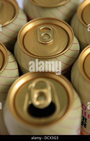 Ring tire sur le haut de cannettes de bière au gingembre Banque D'Images