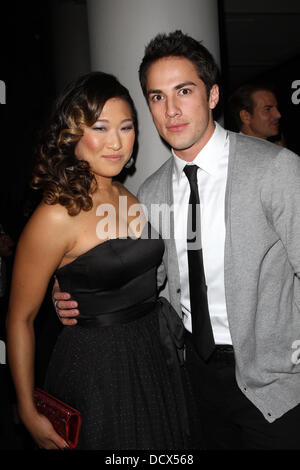 Jenna Ushkowitz et Michael Trevino l'effet d'un projet d'eau au bénéfice de l'organisme de bienfaisance qui a eu lieu au coucher du Soleil - Hôtel de luxe à l'intérieur de Los Angeles, Californie - 10.12.11 Banque D'Images