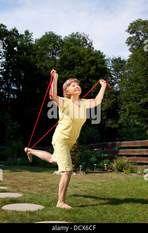 Vieille Femme faisant des exercices avec le saut à la corde Banque D'Images