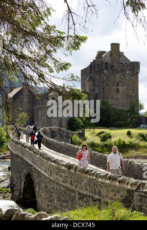 Les touristes visitant le château d'Eilean Donan à Dornie Highlands Scotland UK Banque D'Images