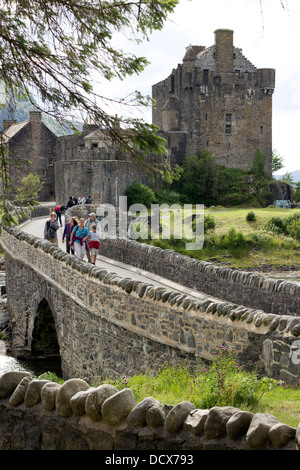 Les touristes visitant le château d'Eilean Donan à Dornie Highlands Scotland UK Banque D'Images