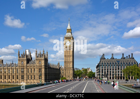 Chambres historiques du Parlement avec la tour Elizabeth Big Ben face à l'horloge et moderne Portcullis House vu de Westminster Bridge Londres Angleterre Royaume-Uni Banque D'Images