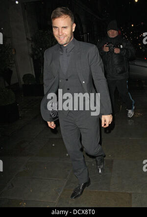 Gary Barlow laissant Scotts restaurant après dîner avec David Walliams et Lara Stone Londres, Angleterre - 13.12.11 Banque D'Images