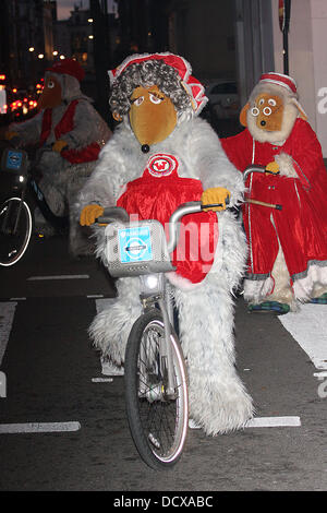 Madame Cholet des Wombles ride sur Barclays Cycle Hire mieux connu sous le nom de 'Boris Bikes' sur la façon d'une émission de Radio 2 pour promouvoir le 'Joyeux Noël' Wombling seul. Londres, Angleterre - 13.12.11 Banque D'Images