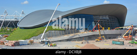 Centre aquatique après dépose de supports temporaires et montrant l'installation de nouveaux murs latéraux dans le Queen Elizabeth Olympic Park Banque D'Images