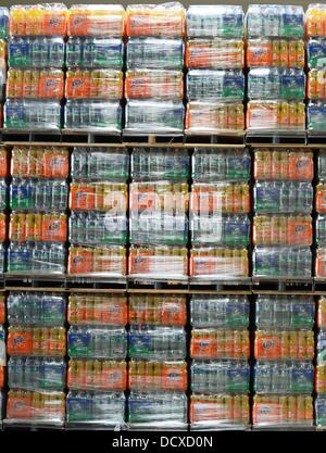 Palettes à bouteilles sont représentés dans le centre de distribution de Coca-Cola Erfrischungsgetränke AG installation de production à Genshagen, Allemagne, 21 août 2013. Ici, Coca-Cola produits sont conditionnés dans un emballage jetable sur 158 000 mètres carrés. 170 employés travaillent dans l'installation de production, qui a été ouvert en 1998. Le Coca-Cola Erfrischungsgetränke AG est l'un des plus grands producteurs de boissons en Allemagne avec un volume de ventes de 3,7 milliards de litres en 2012. Photo : Jens Kalaene Banque D'Images