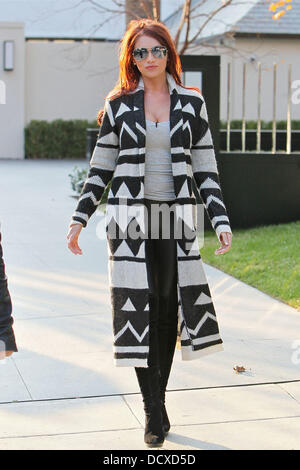 Amy Childs prend un film d'Hollywood Stars Homes Tour et s'arrête par Simon Cowells accueil Los Angeles, Californie - 14.12.11 Banque D'Images