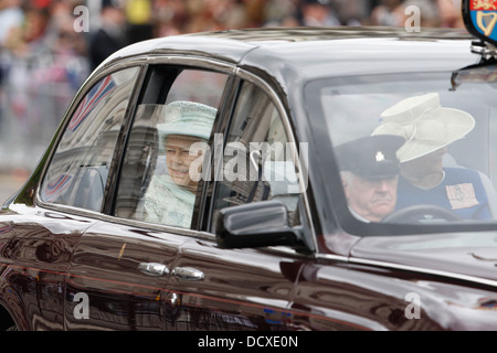 La Grande-Bretagne La reine Elizabeth II est vu quand elle passe par les Chambres du Parlement Banque D'Images