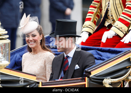 Le prince William duc de Cambridge (R) et sa femme Catherine duchesse de Cambridge (L) sont vus au cours de la Procession du chariot Banque D'Images