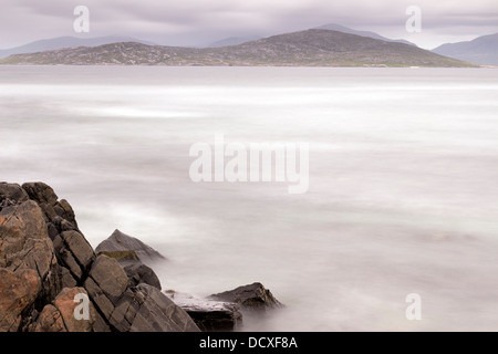 Une longue exposition image prise à Scarista Beach avec l'île de Taransay dans l'arrière-plan Isle of Harris Scotland UK Banque D'Images