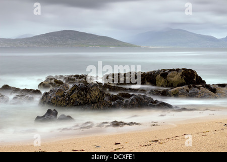 Une longue exposition image prise à Scarista Beach avec l'île de Taransay dans l'arrière-plan Isle of Harris Scotland UK Banque D'Images
