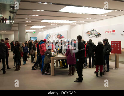 Les acheteurs de Noël dans l'Apple store de Regents Street Londres à Noël 2011 Londres, Angleterre - 16.12.11 Banque D'Images