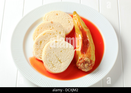 Piment hongrois farci de viande hachée servi avec sauce tomate et boulettes Banque D'Images