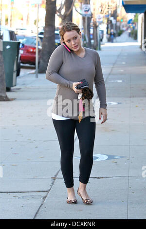 Hilary Duff enceinte montre son bump, tandis que les achats de Noël à Studio City Los Angeles, Californie - 22.12.11 Banque D'Images