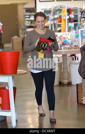 Hilary Duff enceinte montre son bump, tandis que les achats de Noël à Studio City Los Angeles, Californie - 22.12.11 Banque D'Images