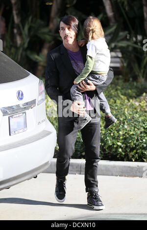 Anthony Kiedis et son fils Everly Bear Celebrity les arrivées au match de basket entre les Lakers de Los Angeles et les Chicago Bulls au Staples Center, le Jour de Noël, Los Angeles, Californie - 25.12.11 Banque D'Images