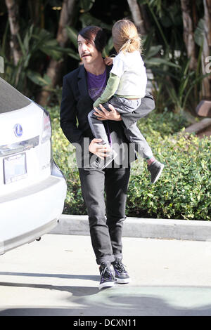 Anthony Kiedis et son fils Everly Bear Celebrity les arrivées au match de basket entre les Lakers de Los Angeles et les Chicago Bulls au Staples Center, le Jour de Noël, Los Angeles, Californie - 25.12.11 Banque D'Images