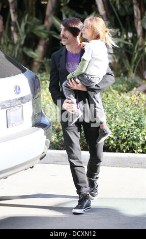 Anthony Kiedis et son fils Everly Bear Celebrity les arrivées au match de basket entre les Lakers de Los Angeles et les Chicago Bulls au Staples Center, le Jour de Noël, Los Angeles, Californie - 25.12.11 Banque D'Images