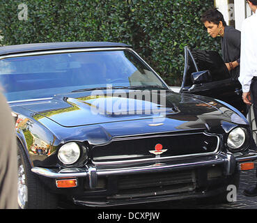 Halle Berry feuilles dans un noir Aston Martin V8 Vantage Volante après le déjeuner à West Hollywood. Los Angeles, Californie - 29.12.11 Banque D'Images