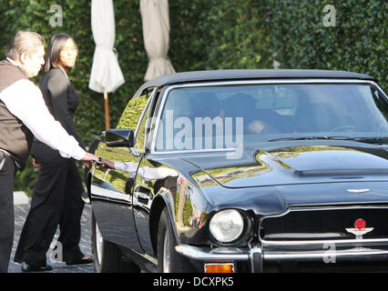 Halle Berry feuilles dans un noir Aston Martin V8 Vantage Volante après le déjeuner à West Hollywood. Los Angeles, Californie - 29.12.11 Banque D'Images