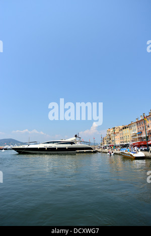 Luxury motor yacht port de Saint Tropez Var Provence Côte d'Azur France Banque D'Images